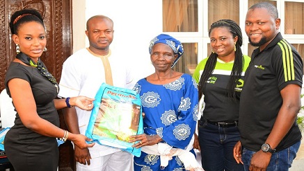 Manager, Corporate and Social Responsibility, Etisalat Nigeria,Oyetola Oduyemi (left) presenting an Insecticide Treated Net to a beneficiary, Mrs Aminat Ajagbe (3rd right). With them are the Traditional Secretary to the Ooni of Ife, Salami Idowu (2nd left); Specialist, Community Relations, Abdulwahab Umoru and Corporate and Social Responsibility Officer, Rose Makinwa, both of Etisalat Nigeria during the distribution of free Insecticide-treated Nets by Etisalat at the Ooni's Palace, Ile-Ife recently
